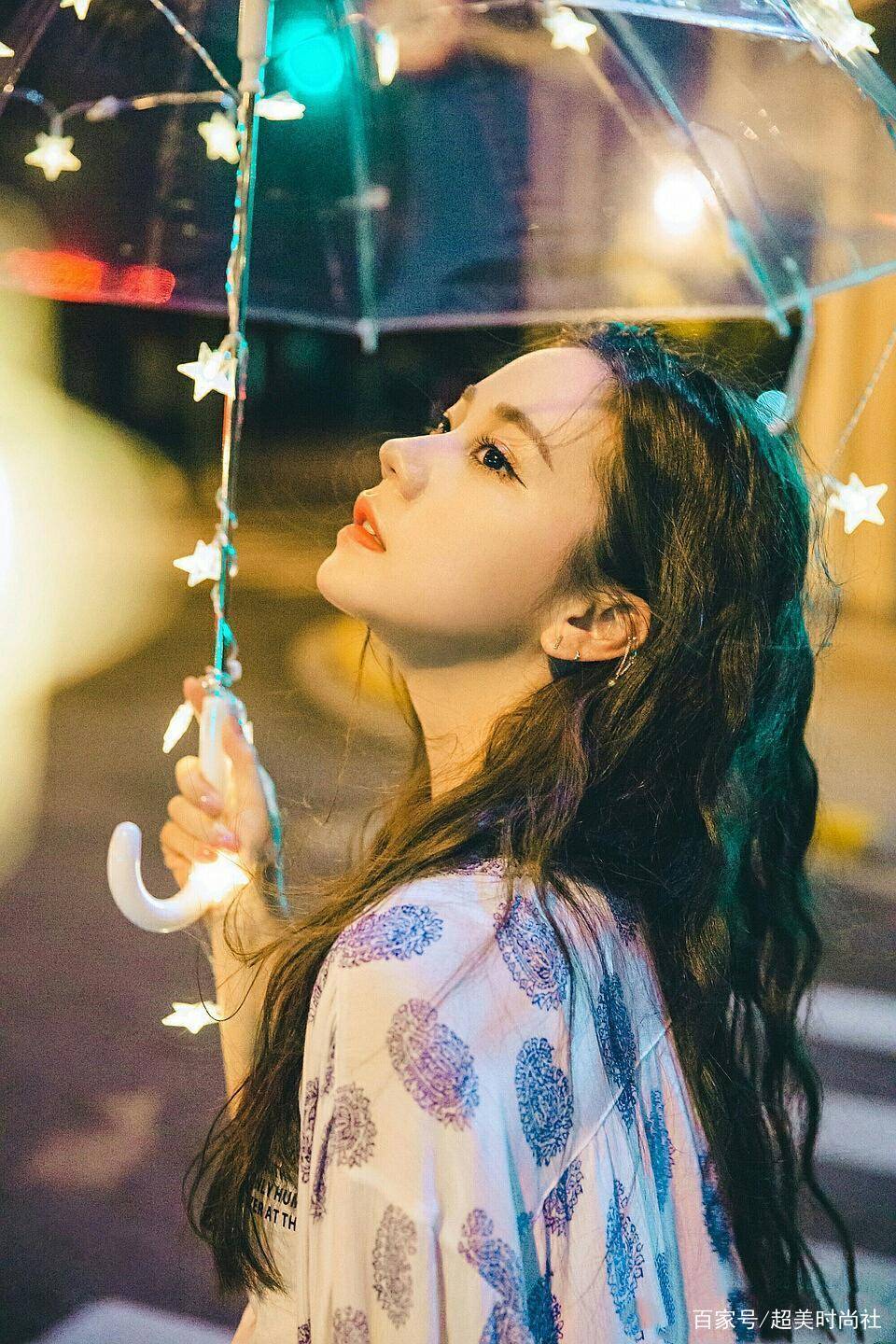 杨幂|下雨天也美成画中仙！杨幂雨中演绎妖艳鬼魅，倪妮撑伞高级优雅！