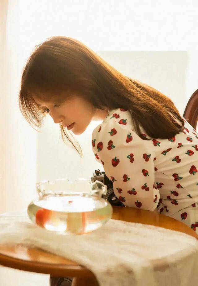 唯美|秦岚这身白底红色草莓樱桃图案的小碎花连衣裙穿搭很是甜美俏皮。