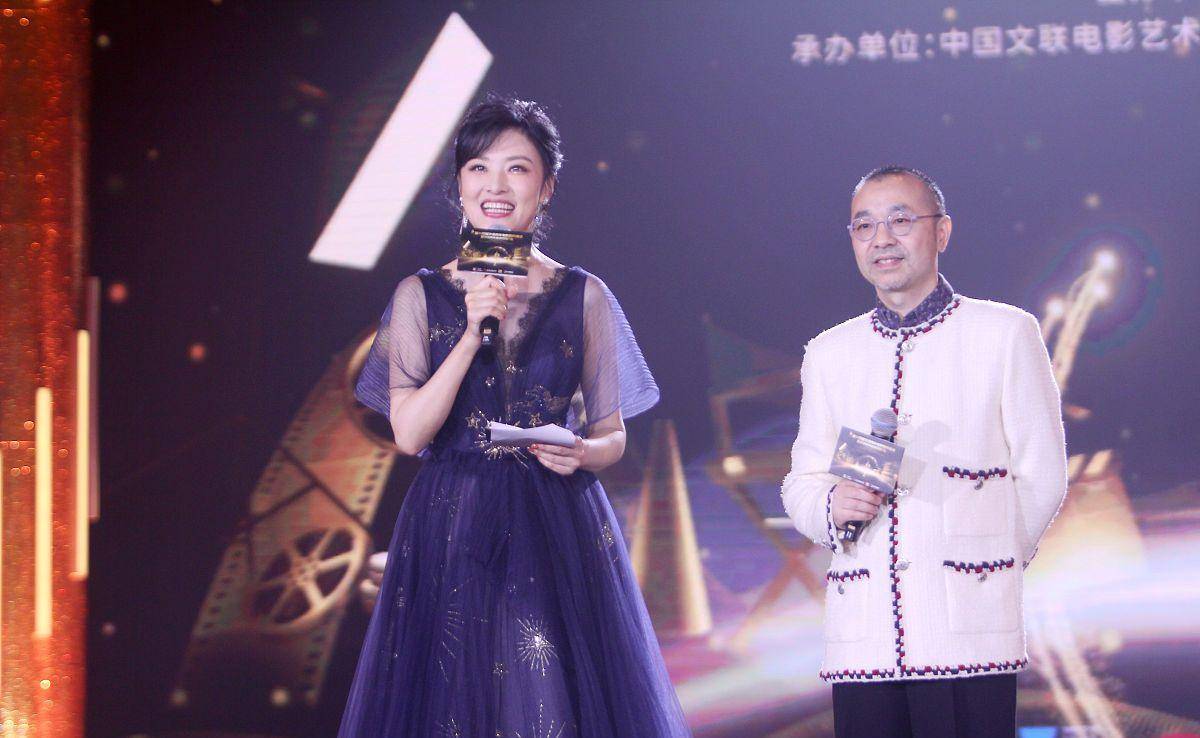 美眉|周涛的搭配太适合方领女人，不仅优雅还显脸小，气场太大气