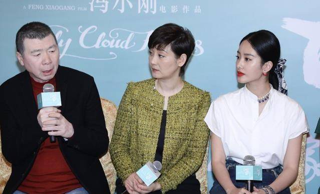 黑色|冯小刚携妻子出席活动，徐帆挽手臂小鸟依人，有种夫唱妇随的感觉