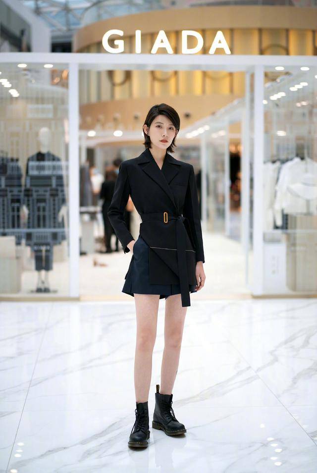 衣服|色彩鲜艳的衣服,并不意味着好看,黑色的打扮有时候也很酷