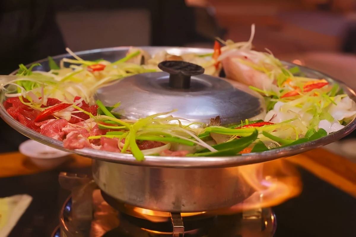 越南火锅5"鸭仔蛋"也是值得尝试的一项美食,不过就看你有没有那个勇气