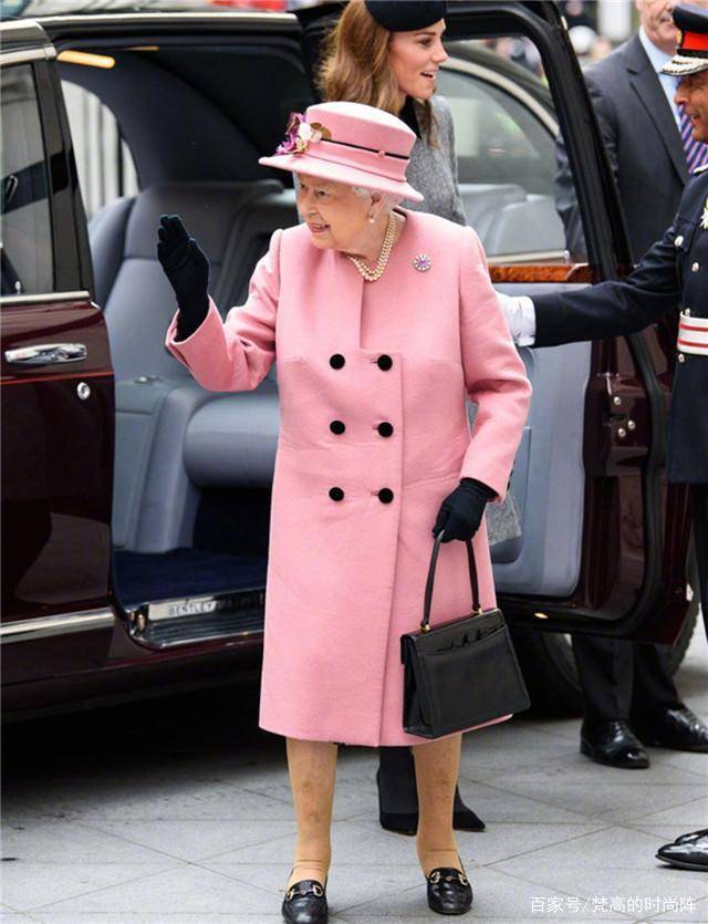 乐福|大衣别配靴子了！今年流行这3双鞋子，舒适百搭，中年妈妈都爱了