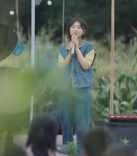 服装|《向往的生活》收官！张子枫温柔献唱，身穿牛仔嫩得好像还没长大