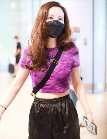 张萌|张萌在机场大秀身材,特意穿“小一号”T恤,说她是17岁也不过分