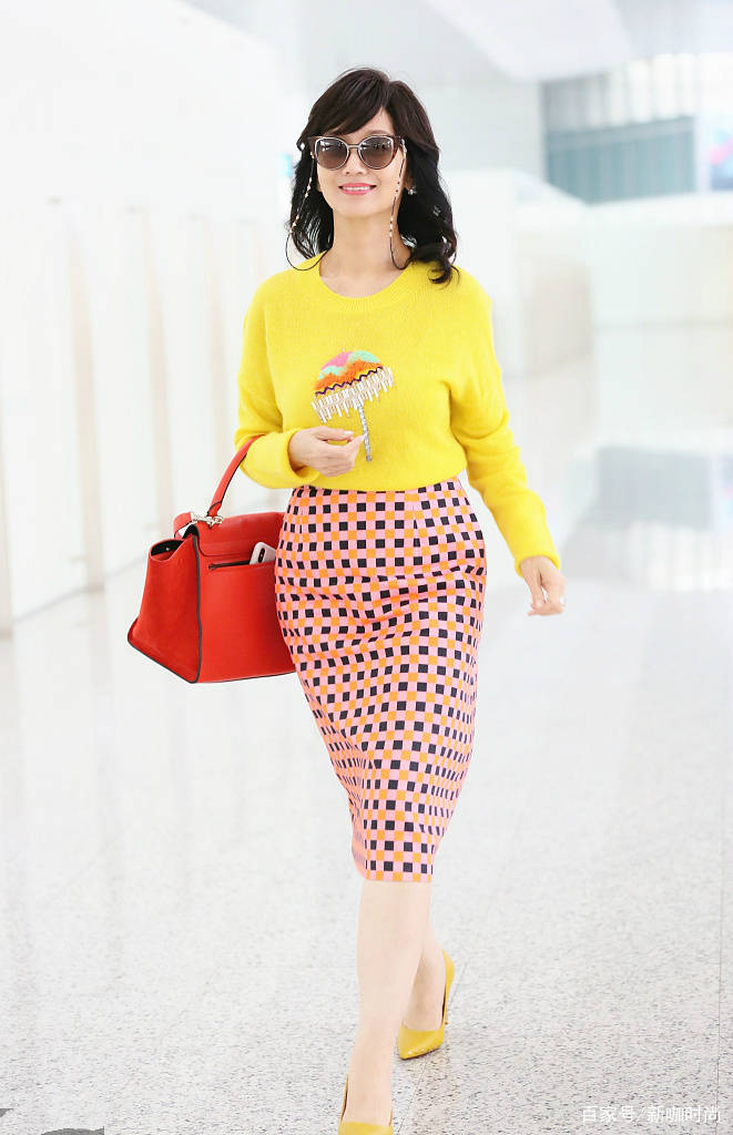 猫步|64岁赵雅芝奶奶亮相，像一个穿着夏装的少女，走起“猫步”很迷人