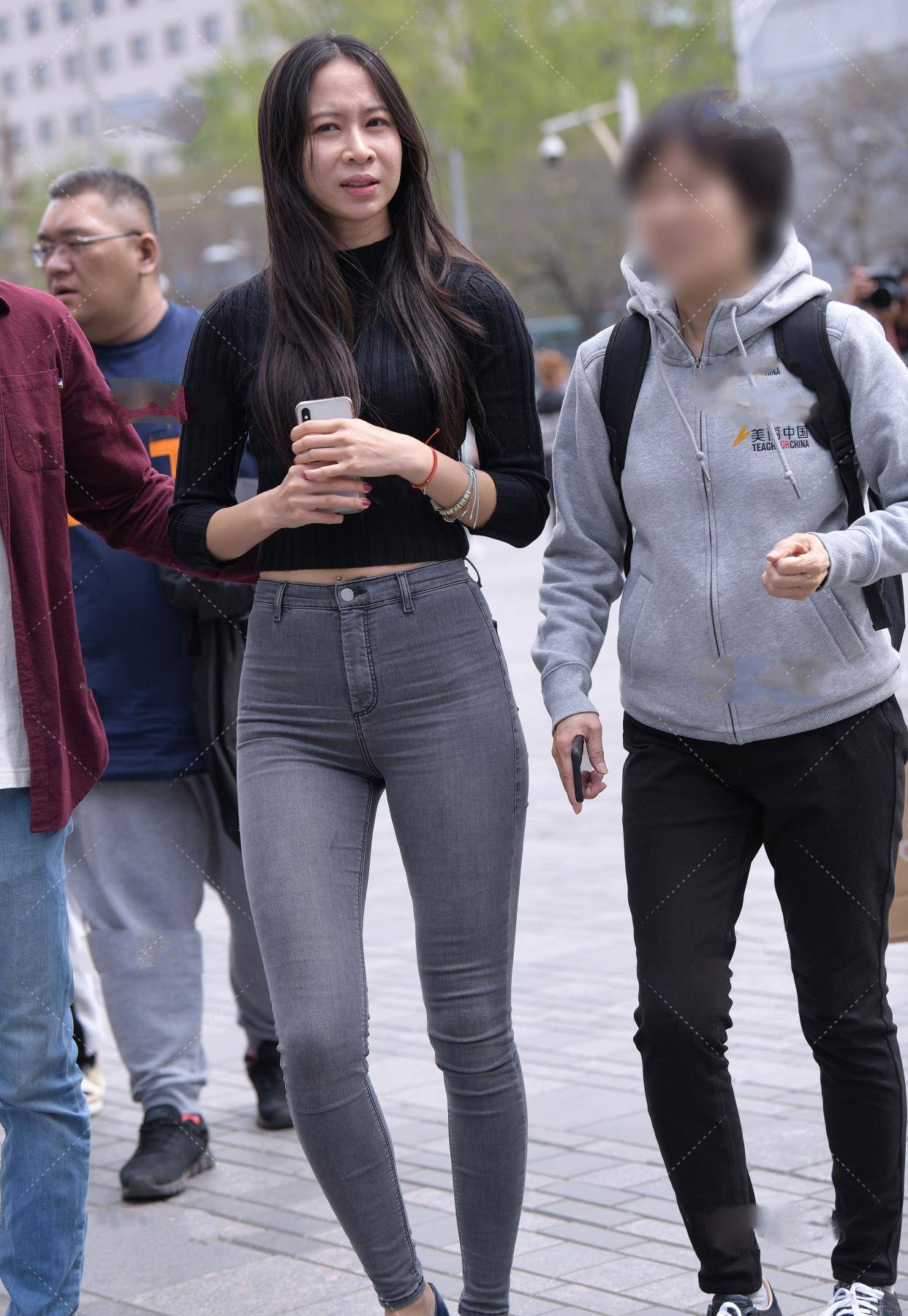 进行|黑色高领针织短衫搭配灰色牛仔裤，能够穿越在两个季节的穿搭法