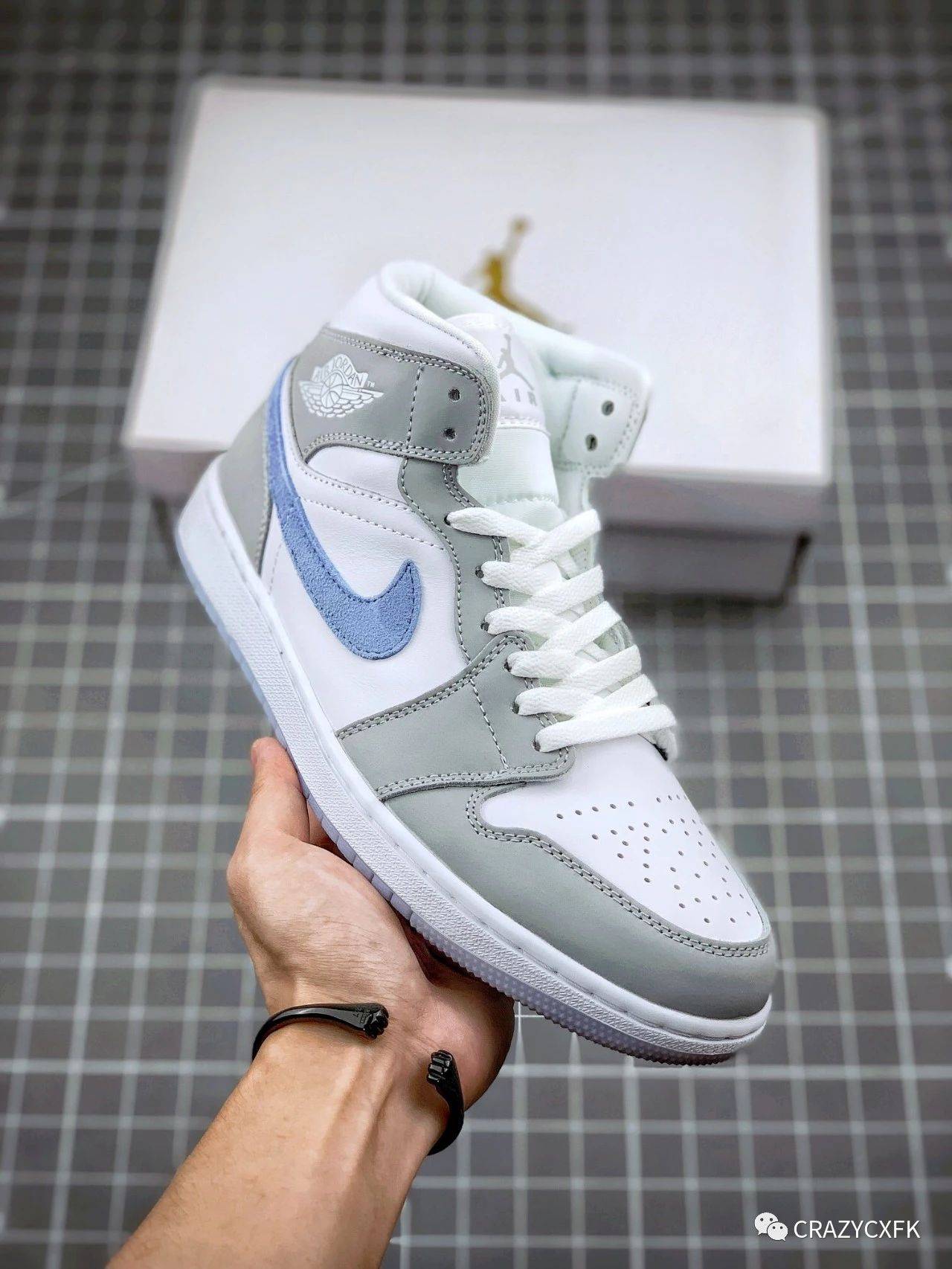 Jumpman|乔丹 Air Jordan 1 Mid WMN 中帮冰蓝烟灰运动鞋评测