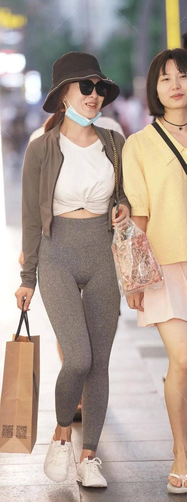 从容|光彩夺目的打底裤显瘦好搭配，从容俊秀的质感精致华丽，活力十足