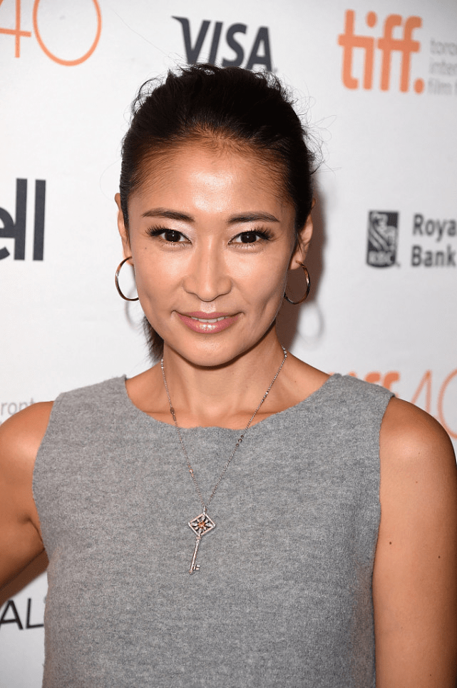 原创梁静真有大女人范儿灰色背心裙斯文低调肤色深也不影响魅力