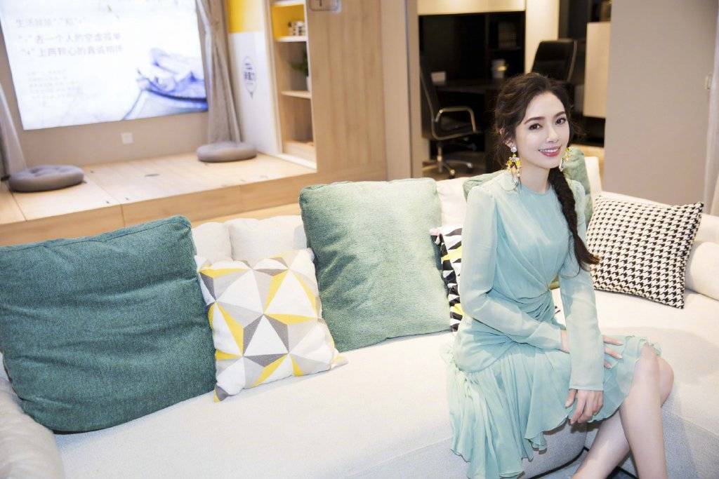 漂亮|郭碧婷定婚后美得真高调，鱼尾编发造型搭一袭薄荷绿连衣，美极了