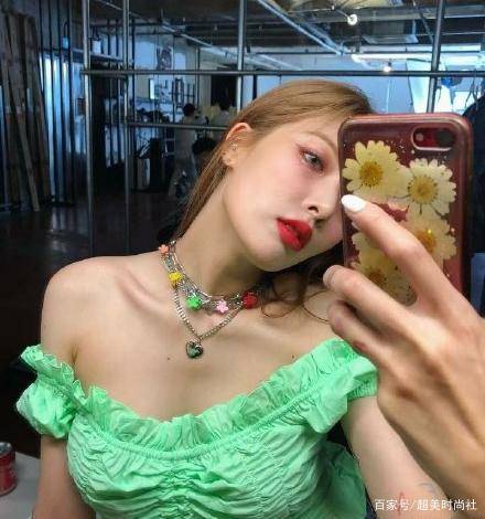 牛油果|魏璎珞穿牛油果绿撞衫皇后娘娘，这抹“绿”让女明星争相带货？