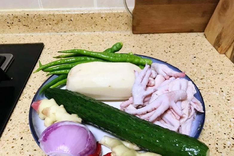 下锅|绝味干锅鸡爪三步完成，香味扑鼻，口口入味，一盘子不够吃