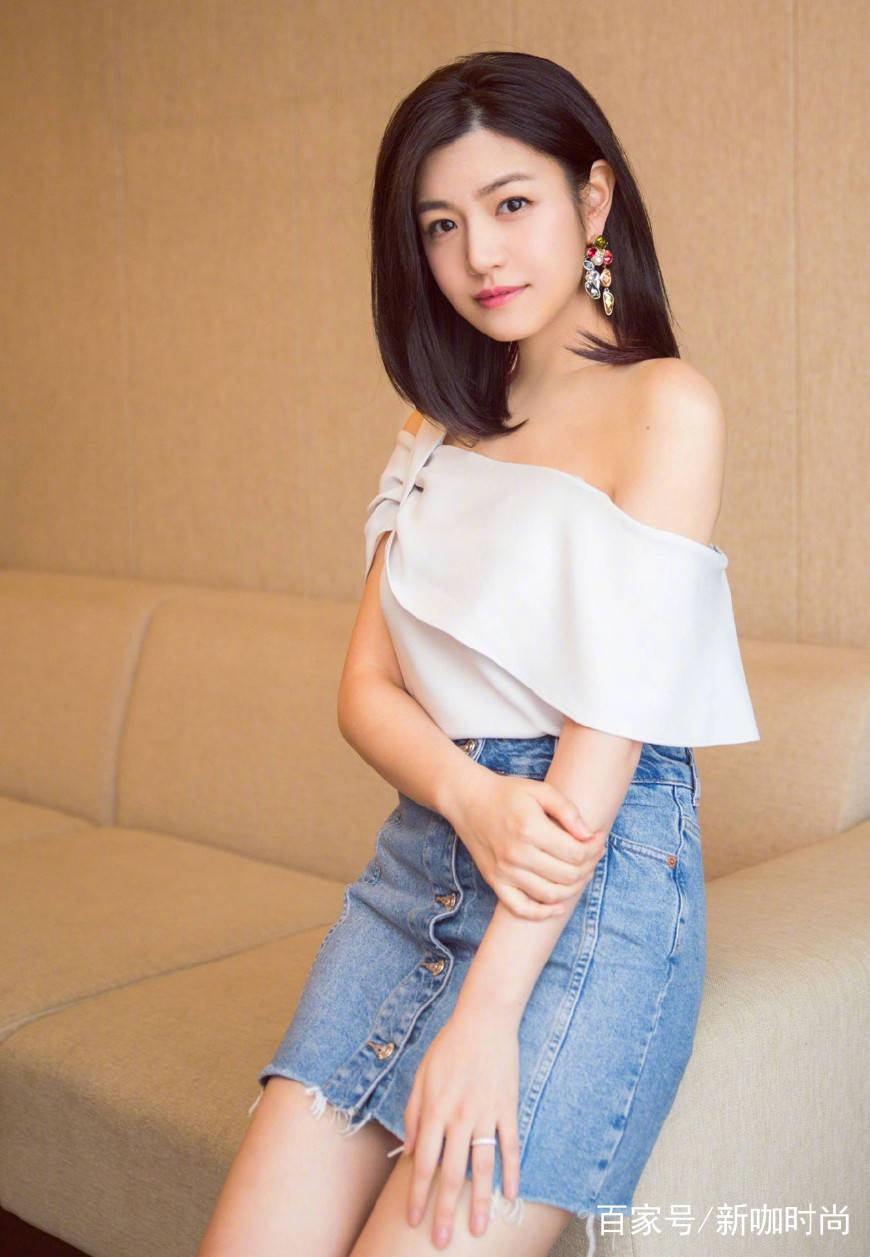设计|83年陈妍希穿V领白裙，小露香肩，网友：仙气堪比刘亦菲