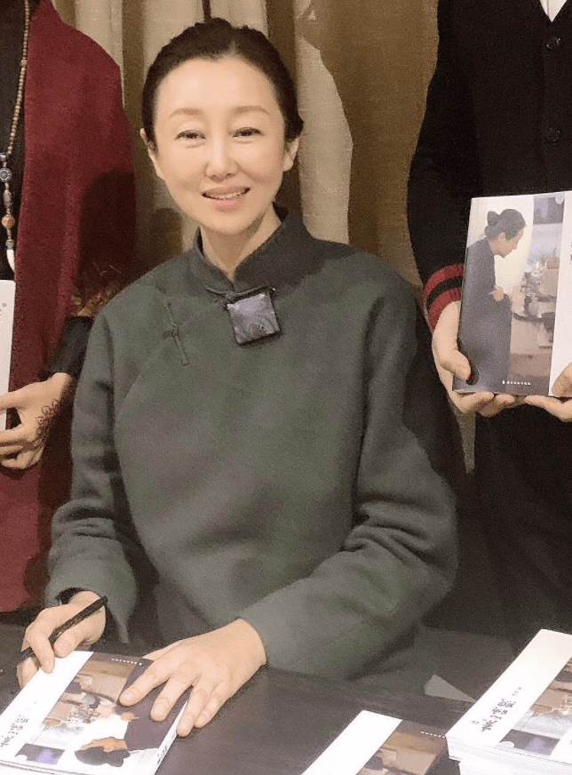 魅力|孙楠二婚老婆挺不在乎形象的，年龄刚过50岁，就爱穿素雅禅服
