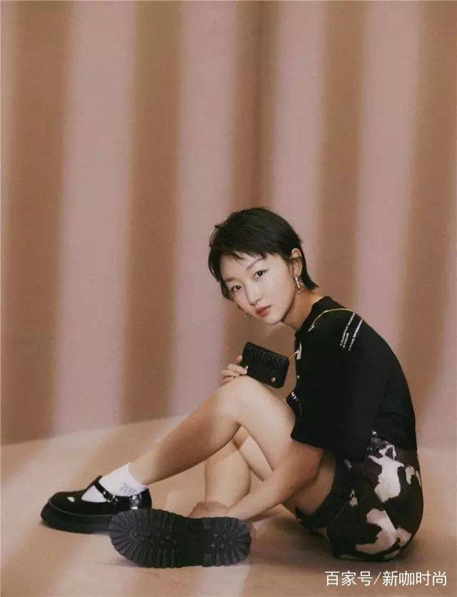 黑色|周夏雨的新发型太美了，搭短裙大秀细腿，看了也想剪短发！