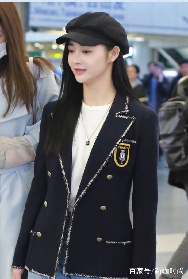 校服|周洁琼否认与王思聪同游后亮相机场，时尚校服配牛仔，被赞衣品好