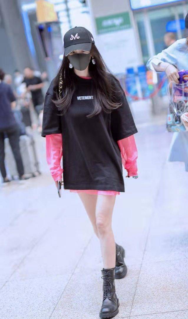 显得|杨幂真会扮少女，穿卫衣扮“下衣失踪”，大长腿让人挪不开眼