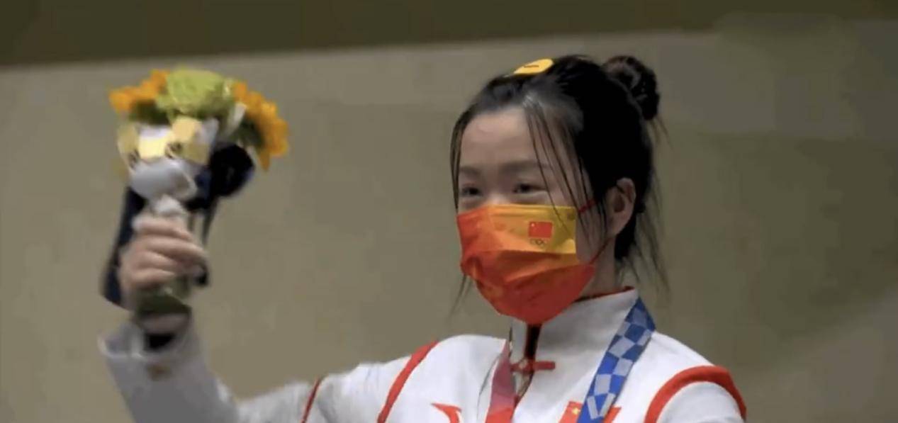 细节|00后学霸杨倩真给自己长脸，戴小黄鸭染美甲拿冠，闪耀东京奥运会
