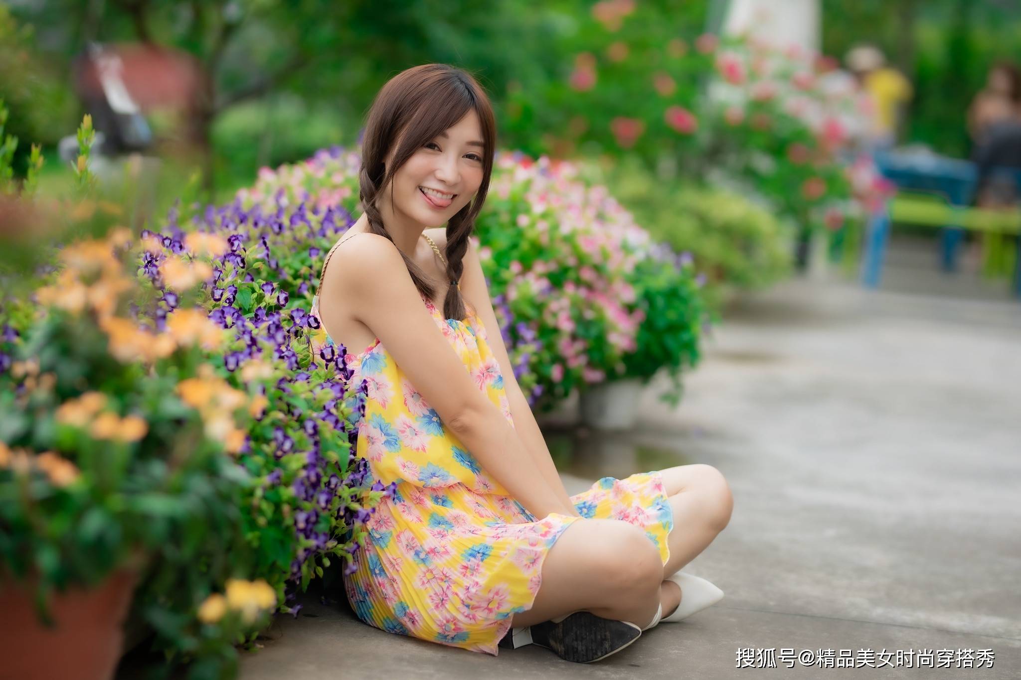 锁骨|一款从内而外散发着迷人气息，又能让人沉迷陶醉的碎花吊带套裙