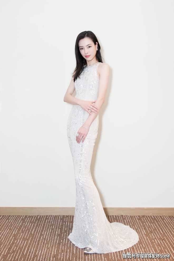 Susie|吴敏霞原来身材这么好，穿着白色贴身剪裁鱼尾裙，窈窕身姿惹人爱