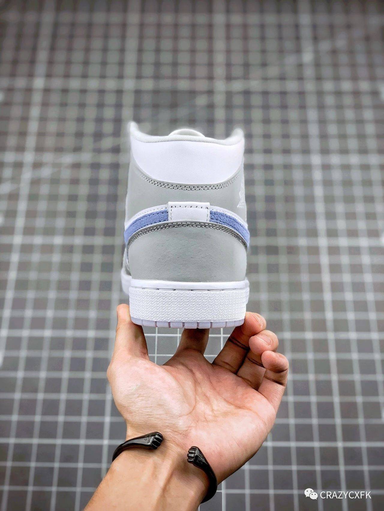Jumpman|乔丹 Air Jordan 1 Mid WMN 中帮冰蓝烟灰运动鞋评测