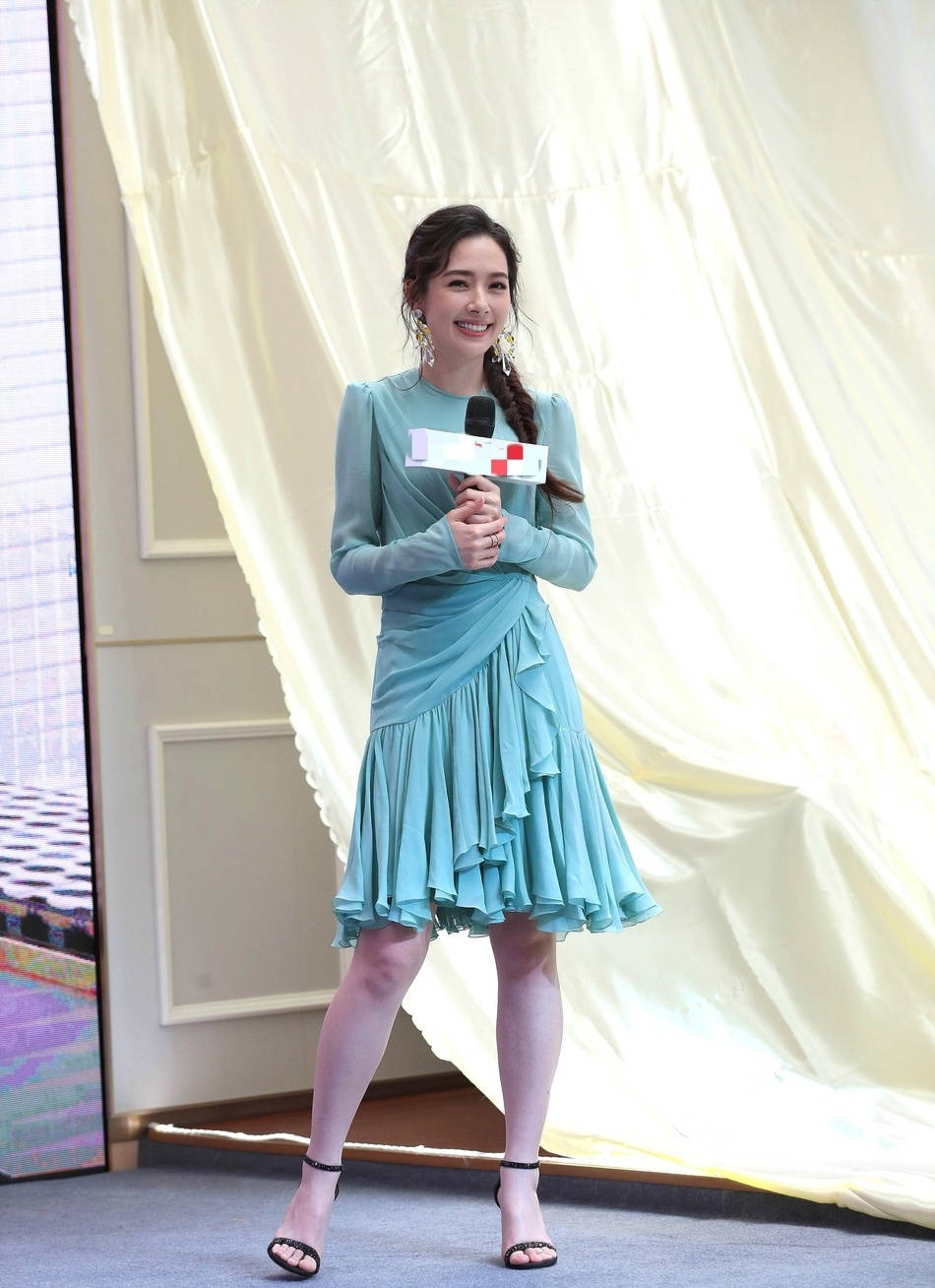 漂亮|郭碧婷定婚后美得真高调，鱼尾编发造型搭一袭薄荷绿连衣，美极了