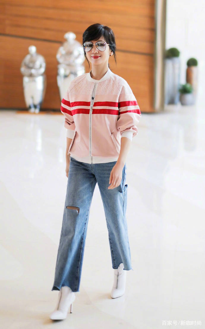 猫步|64岁赵雅芝奶奶亮相,像一个穿着夏装的少女,走起“猫步”很迷人