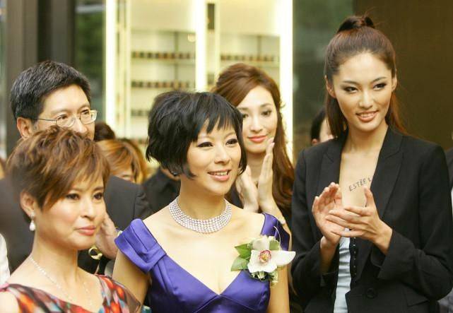身材|李美凤不愧是董事长夫人，裙子质感高级富贵，比身边路人壕气