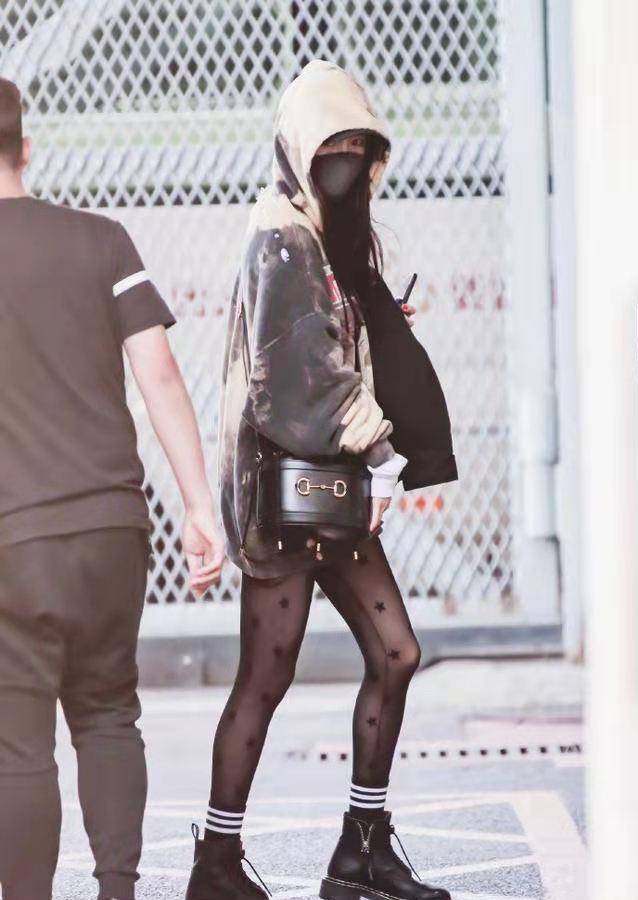 显得|杨幂真会扮少女，穿卫衣扮“下衣失踪”，大长腿让人挪不开眼