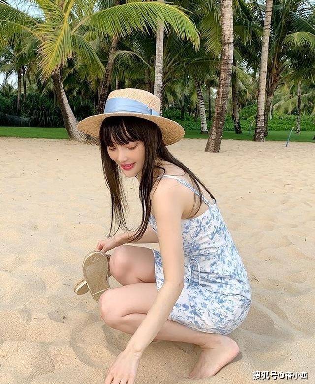 好身材|李小璐终究是女明星，比一般的网红气质要高级，穿吊带裙特洋气