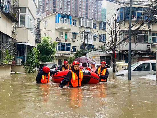 河南消防新乡支队抗洪突击队正在转移受困群众.