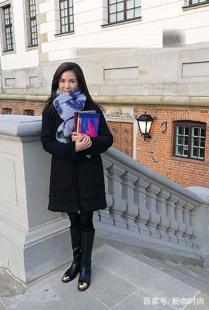女神|“小龙女”美回来了！一袭深V红裙美艳动人，波浪卷发真有女人味