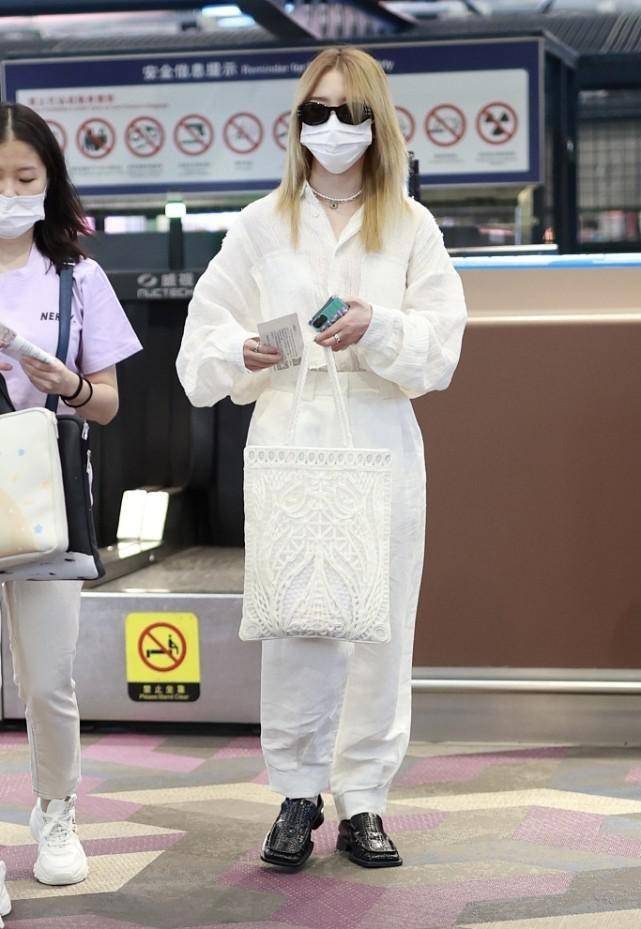 黑色|孟美岐造型难懂，白色连体裤上豁口又挖洞，“一撮”刘海遮不住啥