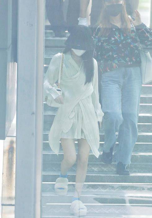 个性|赵丽颖离婚牺牲大，穿2000衬衫踩拖鞋身材暴瘦，165“电线腿”看着心疼