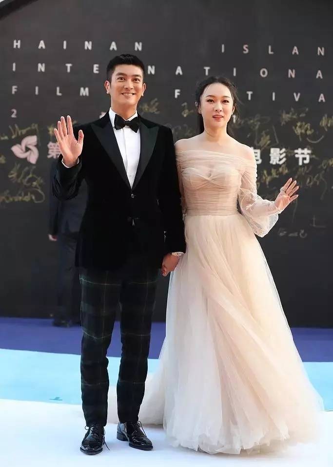 网友|7月23日，组霍思燕和杜江的合影，并配文“霍思燕和杜江一起秀恩爱，