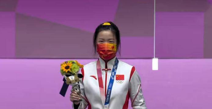 细节|00后学霸杨倩真给自己长脸，戴小黄鸭染美甲拿冠，闪耀东京奥运会