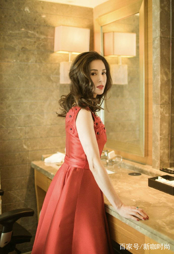 女神|“小龙女”美回来了！一袭深V红裙美艳动人，波浪卷发真有女人味