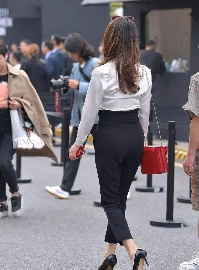 黑色|简单利落的打底裤装扮显出典雅气质，美出自己的风格，简单时尚