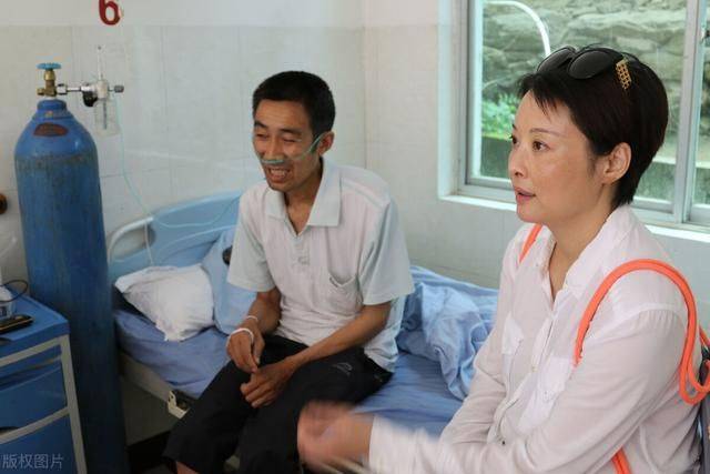 外套|袁立穿T恤参加启动仪式，胖的自然真实，就是个地地道道的大妈 ！