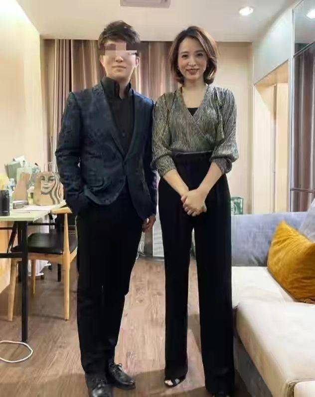 年岁|董卿再有气质，不修图脸凹凸不平也很真实，突然就觉得老了!