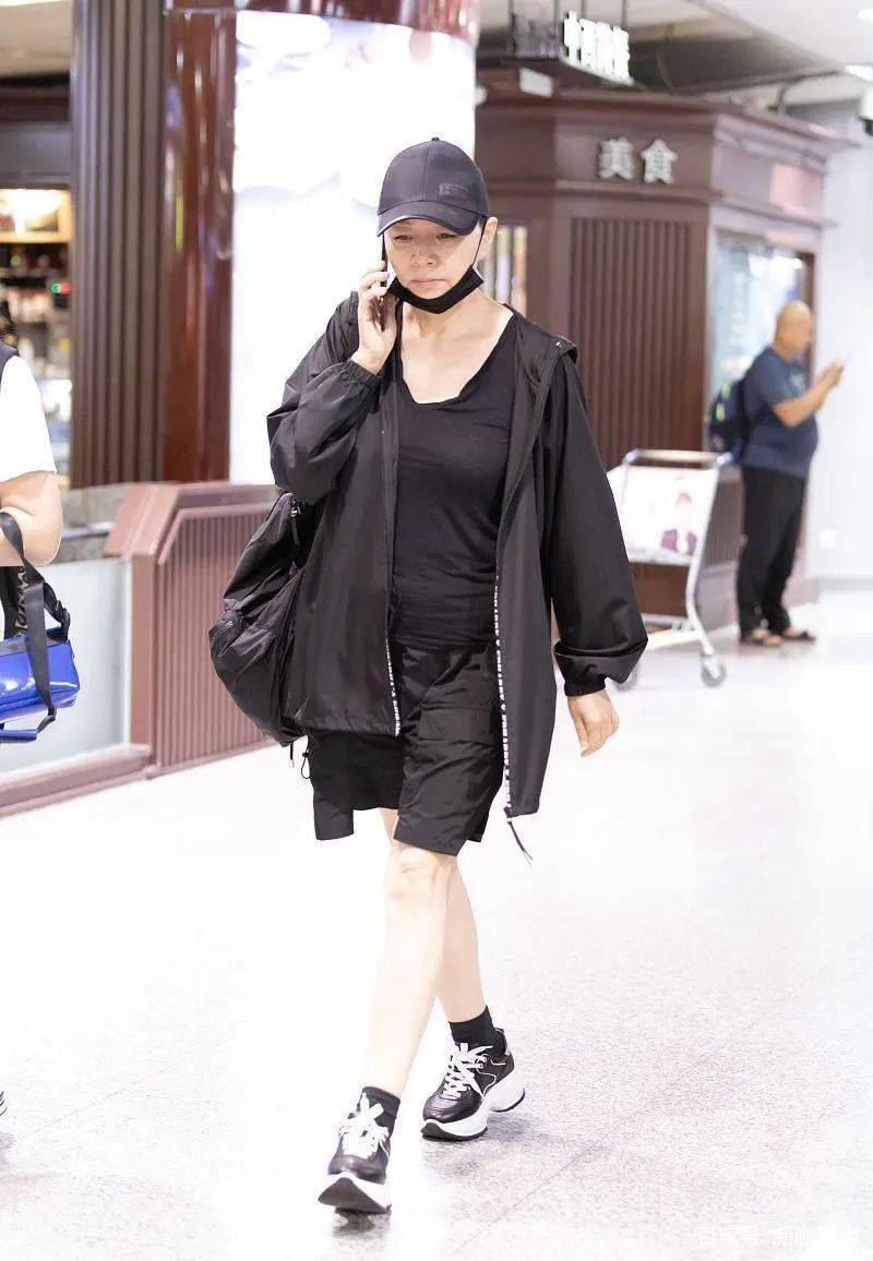 身材|宋丹丹低调穿搭也时髦，黑色派克服搭马丁靴，“筷子腿”格外吸睛