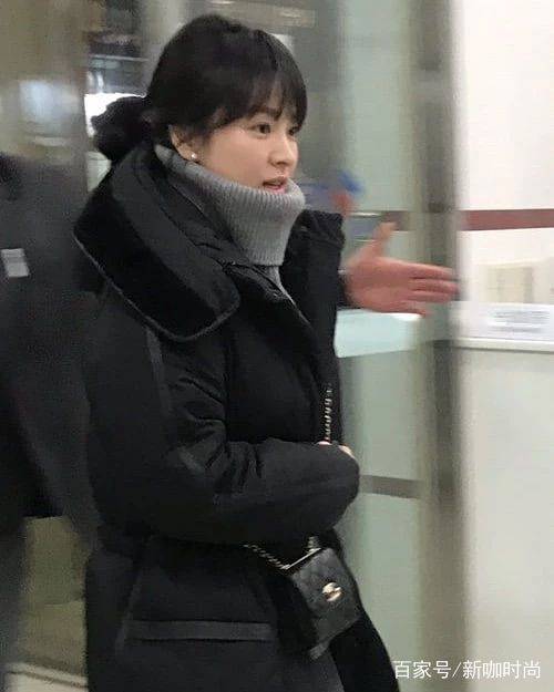 黑色|宋慧乔这次不凹造型了,为保暖穿厚羽绒服搭高领毛衣,脸还是美的