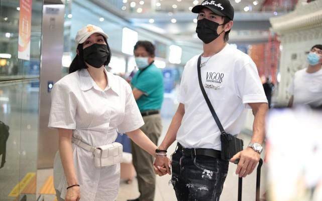 穿越|钟丽缇越穿越显嫩了，和小11岁老公手牵手，衣服造型CP感满满
