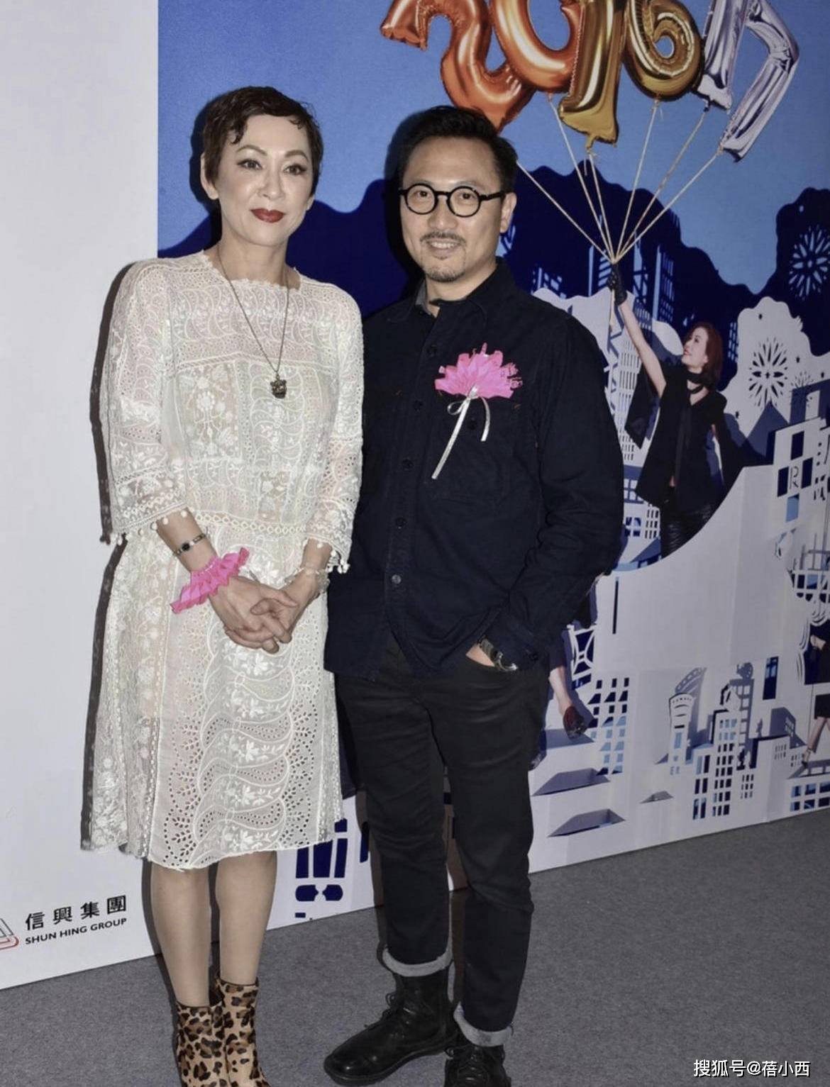 短裙|60岁的余安安才是“丝袜腿”代表，穿红外套配黑短裙，秀出大长腿