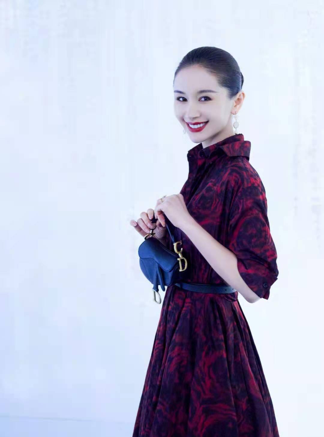 瞬间|王子文暗夜玫瑰复古礼裙，高贵典雅！丸子头、大红唇，沉稳又大气