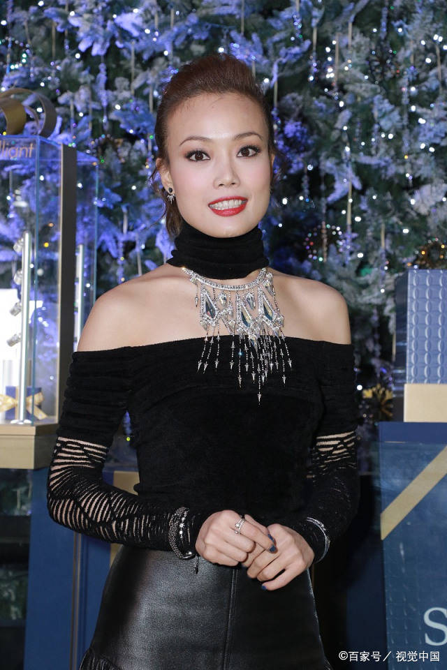 容祖儿|容祖儿果然是见过世面,穿一字肩上衣搭黑皮裙,摩登洋气又显高贵