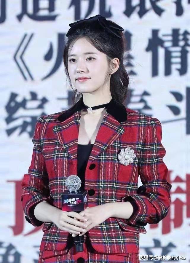 赵露思|赵露思改走轻熟风,格纹套装看着虽然保守,气质却又甜又性感