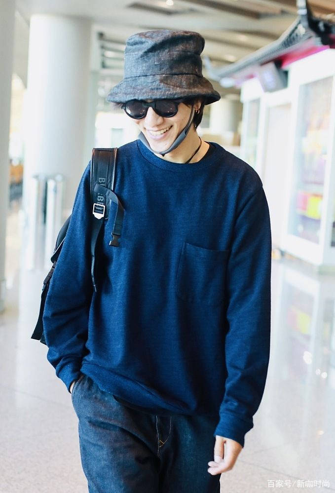 曲别针|43岁陈坤素颜走机场，卫衣搭休闲裤，这曲别针耳钉我奶奶都不用了