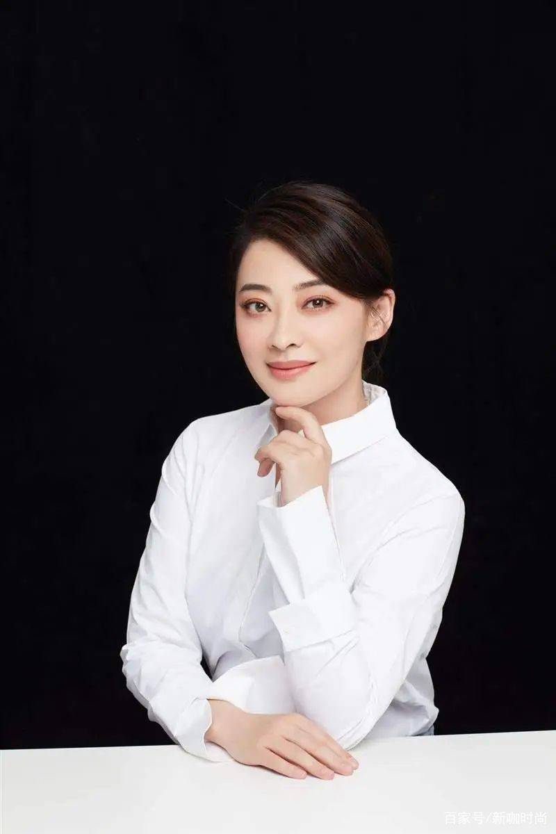 面料|梅婷真会穿！翻领皮风衣搭超短裤，高级感挡都挡不住
